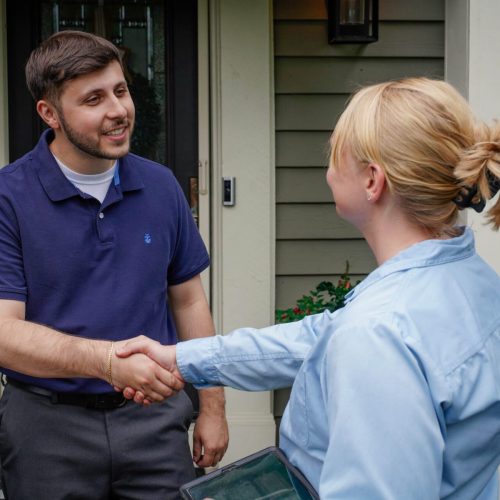 ExperigreenD1-58 Customer shaking hands with lawn care technician